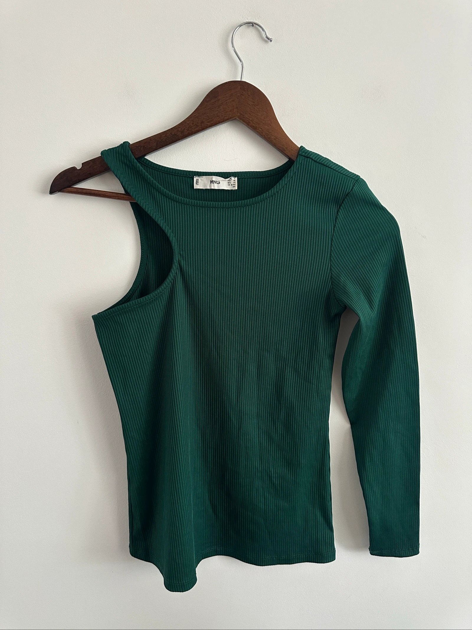 Top asimétrico cut-out verde botella Mango XS